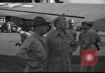 Immagine di Joe generale Stilwell visite General Frank Merrill nella seconda guerra mondiale Ceylon, 1944, secondo 34 filmato di repertorio 65675057875