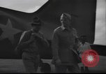 Immagine di Joe generale Stilwell visite General Frank Merrill nella seconda guerra mondiale Ceylon, 1944, secondo 37 filmato di repertorio 65675057875