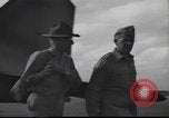 Immagine di Joe generale Stilwell visite General Frank Merrill nella seconda guerra mondiale Ceylon, 1944, secondo 38 filmato di repertorio 65675057875