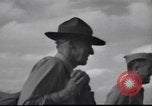 Immagine di Joe generale Stilwell visite General Frank Merrill nella seconda guerra mondiale Ceylon, 1944, secondo 40 filmato di repertorio 65675057875