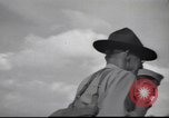 Immagine di Joe generale Stilwell visite General Frank Merrill nella seconda guerra mondiale Ceylon, 1944, secondo 41 filmato di repertorio 65675057875