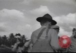 Immagine di Joe generale Stilwell visite General Frank Merrill nella seconda guerra mondiale Ceylon, 1944, secondo 42 filmato di repertorio 65675057875