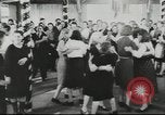 Standbild deutsche Volk Berlin Deutschland, 1943, aus Sekunde 57 historischem Filmmaterial Videoclip 65675057915