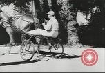 Immagine di Cavallo e buggy race Vienna Austria, 1943, secondo 9 filmato di repertorio 65675057926