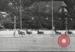 Immagine di Cavallo e buggy race Vienna Austria, 1943, secondo 11 filmato di repertorio 65675057926