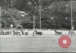 Immagine di Cavallo e buggy race Vienna Austria, 1943, secondo 12 filmato di repertorio 65675057926