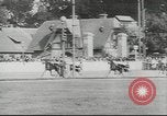 Immagine di Cavallo e buggy race Vienna Austria, 1943, secondo 14 filmato di repertorio 65675057926