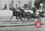 Immagine di Cavallo e buggy race Vienna Austria, 1943, secondo 16 filmato di repertorio 65675057926