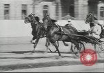 Immagine di Cavallo e buggy race Vienna Austria, 1943, secondo 17 filmato di repertorio 65675057926