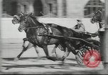 Immagine di Cavallo e buggy race Vienna Austria, 1943, secondo 18 filmato di repertorio 65675057926