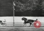 Immagine di Cavallo e buggy race Vienna Austria, 1943, secondo 30 filmato di repertorio 65675057926