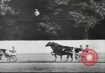 Immagine di Cavallo e buggy race Vienna Austria, 1943, secondo 33 filmato di repertorio 65675057926