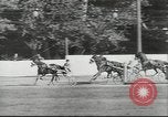 Immagine di Cavallo e buggy race Vienna Austria, 1943, secondo 40 filmato di repertorio 65675057926