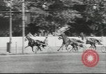 Immagine di Cavallo e buggy race Vienna Austria, 1943, secondo 41 filmato di repertorio 65675057926