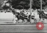 Immagine di Cavallo e buggy race Vienna Austria, 1943, secondo 49 filmato di repertorio 65675057926