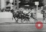 Immagine di Cavallo e buggy race Vienna Austria, 1943, secondo 50 filmato di repertorio 65675057926