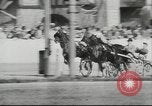 Immagine di Cavallo e buggy race Vienna Austria, 1943, secondo 51 filmato di repertorio 65675057926