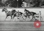 Immagine di Cavallo e buggy race Vienna Austria, 1943, secondo 55 filmato di repertorio 65675057926