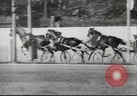 Immagine di Cavallo e buggy race Vienna Austria, 1943, secondo 56 filmato di repertorio 65675057926