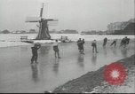 Standbild Eislaufen Berlin Deutschland, 1942, aus Sekunde 9 historischem Filmmaterial Videoclip 65675057933