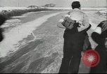 Standbild Eislaufen Berlin Deutschland, 1942, aus Sekunde 22 historischem Filmmaterial Videoclip 65675057933
