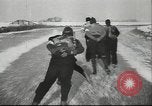 Standbild Eislaufen Berlin Deutschland, 1942, aus Sekunde 25 historischem Filmmaterial Videoclip 65675057933