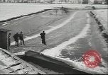Standbild Eislaufen Berlin Deutschland, 1942, aus Sekunde 29 historischem Filmmaterial Videoclip 65675057933