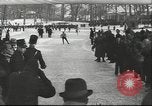 Standbild Eislaufen Berlin Deutschland, 1942, aus Sekunde 50 historischem Filmmaterial Videoclip 65675057933