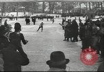 Standbild Eislaufen Berlin Deutschland, 1942, aus Sekunde 51 historischem Filmmaterial Videoclip 65675057933