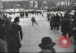 Standbild Eislaufen Berlin Deutschland, 1942, aus Sekunde 52 historischem Filmmaterial Videoclip 65675057933