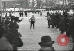 Standbild Eislaufen Berlin Deutschland, 1942, aus Sekunde 53 historischem Filmmaterial Videoclip 65675057933