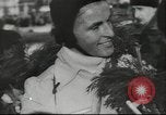 Standbild Eislaufen Berlin Deutschland, 1942, aus Sekunde 61 historischem Filmmaterial Videoclip 65675057933