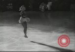 Standbild Eiskunstlauf Berlin Deutschland, 1942, aus Sekunde 4 historischem Filmmaterial Videoclip 65675057934
