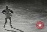 Standbild Eiskunstlauf Berlin Deutschland, 1942, aus Sekunde 5 historischem Filmmaterial Videoclip 65675057934