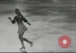 Standbild Eiskunstlauf Berlin Deutschland, 1942, aus Sekunde 6 historischem Filmmaterial Videoclip 65675057934