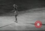 Standbild Eiskunstlauf Berlin Deutschland, 1942, aus Sekunde 9 historischem Filmmaterial Videoclip 65675057934