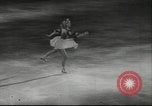 Standbild Eiskunstlauf Berlin Deutschland, 1942, aus Sekunde 10 historischem Filmmaterial Videoclip 65675057934