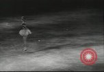Standbild Eiskunstlauf Berlin Deutschland, 1942, aus Sekunde 11 historischem Filmmaterial Videoclip 65675057934