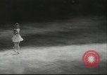 Standbild Eiskunstlauf Berlin Deutschland, 1942, aus Sekunde 12 historischem Filmmaterial Videoclip 65675057934