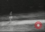 Standbild Eiskunstlauf Berlin Deutschland, 1942, aus Sekunde 13 historischem Filmmaterial Videoclip 65675057934