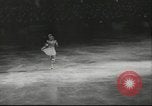 Standbild Eiskunstlauf Berlin Deutschland, 1942, aus Sekunde 14 historischem Filmmaterial Videoclip 65675057934