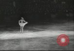 Standbild Eiskunstlauf Berlin Deutschland, 1942, aus Sekunde 15 historischem Filmmaterial Videoclip 65675057934