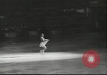 Standbild Eiskunstlauf Berlin Deutschland, 1942, aus Sekunde 18 historischem Filmmaterial Videoclip 65675057934