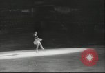 Standbild Eiskunstlauf Berlin Deutschland, 1942, aus Sekunde 19 historischem Filmmaterial Videoclip 65675057934