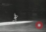 Standbild Eiskunstlauf Berlin Deutschland, 1942, aus Sekunde 20 historischem Filmmaterial Videoclip 65675057934