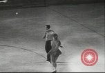 Standbild Eiskunstlauf Berlin Deutschland, 1942, aus Sekunde 23 historischem Filmmaterial Videoclip 65675057934