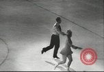 Standbild Eiskunstlauf Berlin Deutschland, 1942, aus Sekunde 24 historischem Filmmaterial Videoclip 65675057934