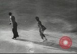 Standbild Eiskunstlauf Berlin Deutschland, 1942, aus Sekunde 27 historischem Filmmaterial Videoclip 65675057934