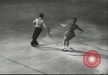Standbild Eiskunstlauf Berlin Deutschland, 1942, aus Sekunde 28 historischem Filmmaterial Videoclip 65675057934