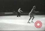 Standbild Eiskunstlauf Berlin Deutschland, 1942, aus Sekunde 31 historischem Filmmaterial Videoclip 65675057934